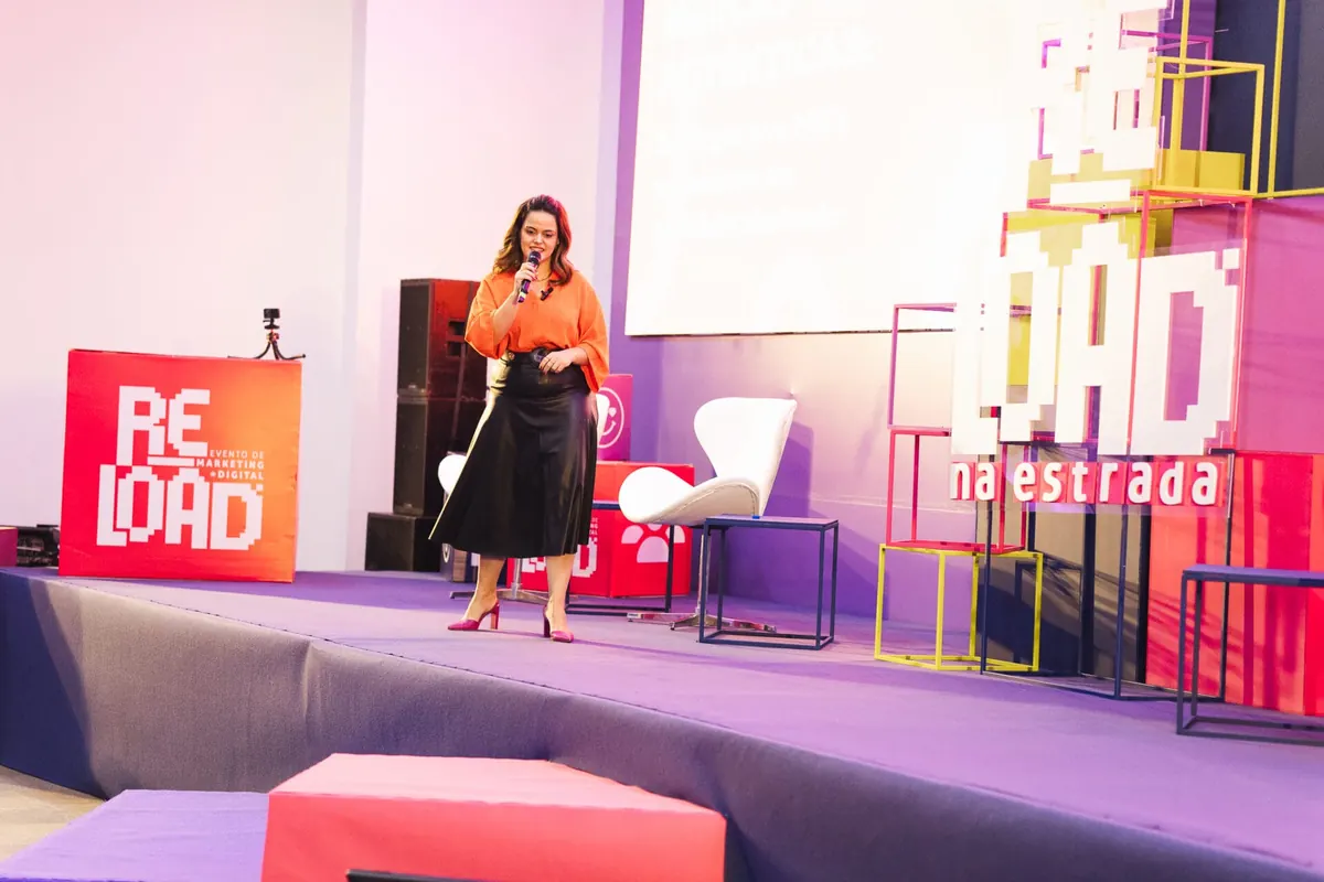 Isa Dantas palestrando no palco do evento Reload na Estrada