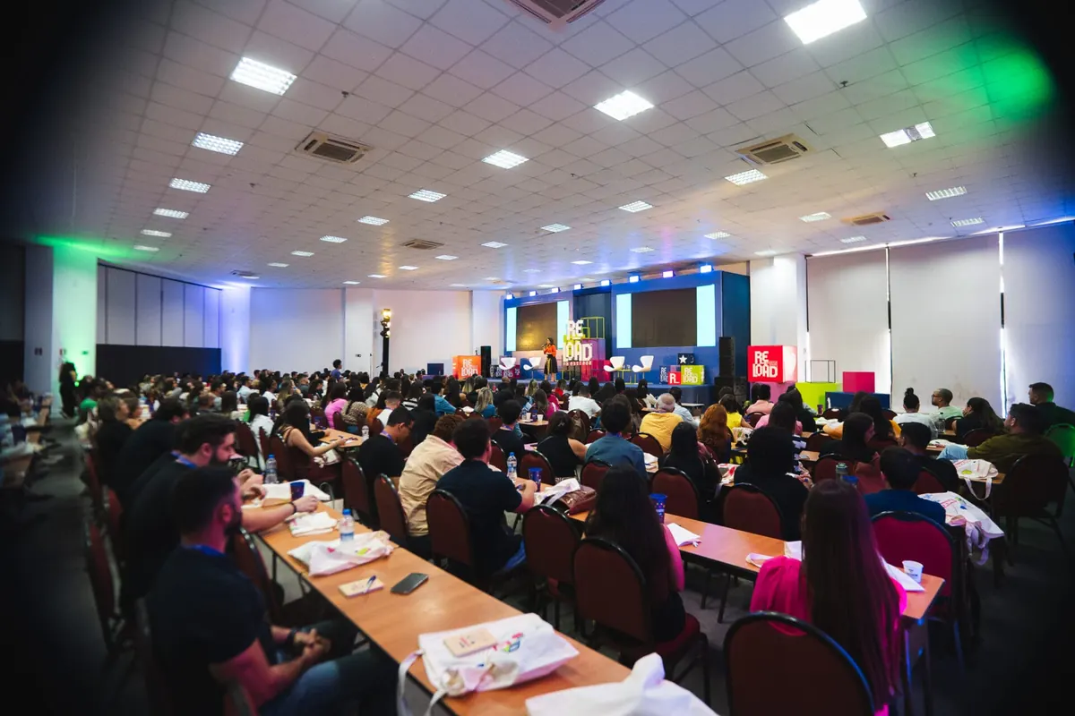 Auditório lotado em evento com participação de Isa Dantas