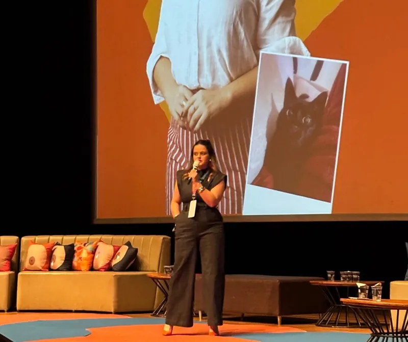 Isa Dantas palestrando sobre branding e marketing